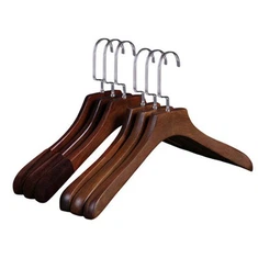 Смеђе дрвене вешалице