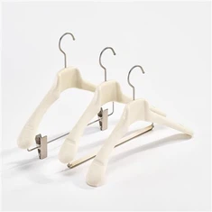 Дебеле беле пластичне вешалице